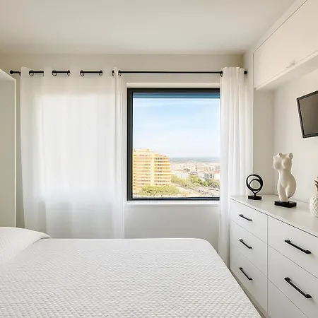 Cannes Marina, Vue Port Avec Piscine Et Parking Prive *